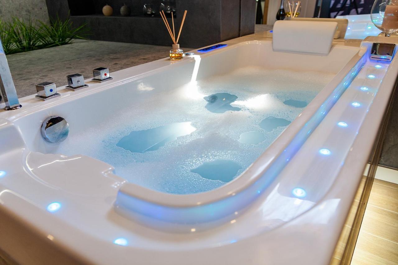 Royal Vip Jacuzzi Apart Lviv Bagian luar foto