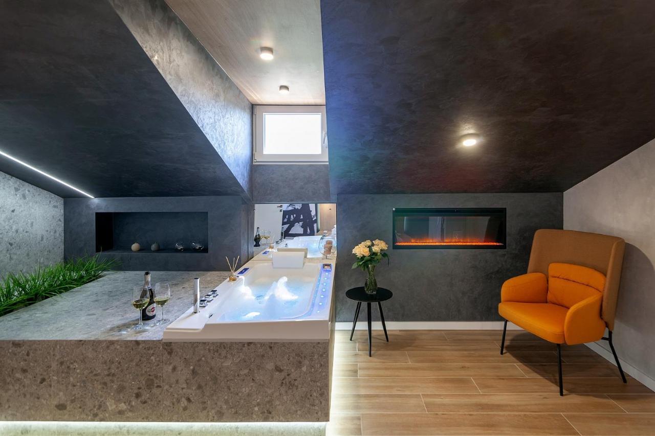 Royal Vip Jacuzzi Apart Lviv Bagian luar foto