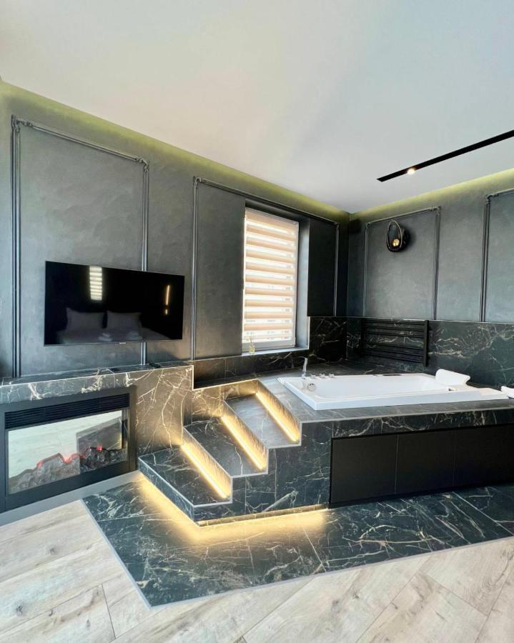 Royal Vip Jacuzzi Apart Lviv Bagian luar foto