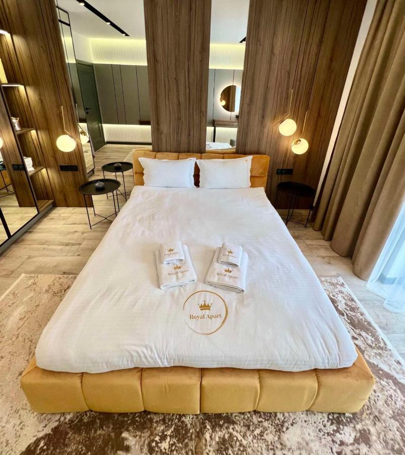 Royal Vip Jacuzzi Apart Lviv Bagian luar foto