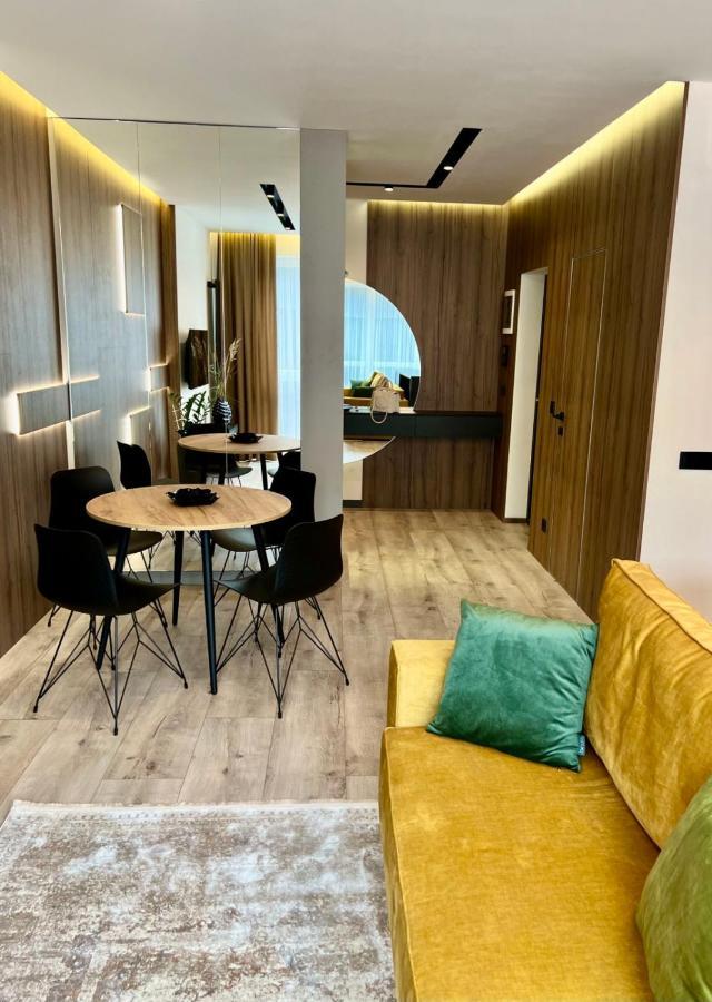 Royal Vip Jacuzzi Apart Lviv Bagian luar foto
