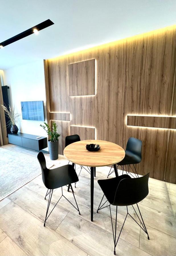 Royal Vip Jacuzzi Apart Lviv Bagian luar foto