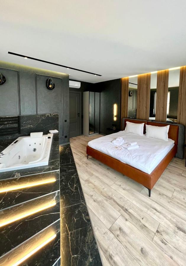 Royal Vip Jacuzzi Apart Lviv Bagian luar foto