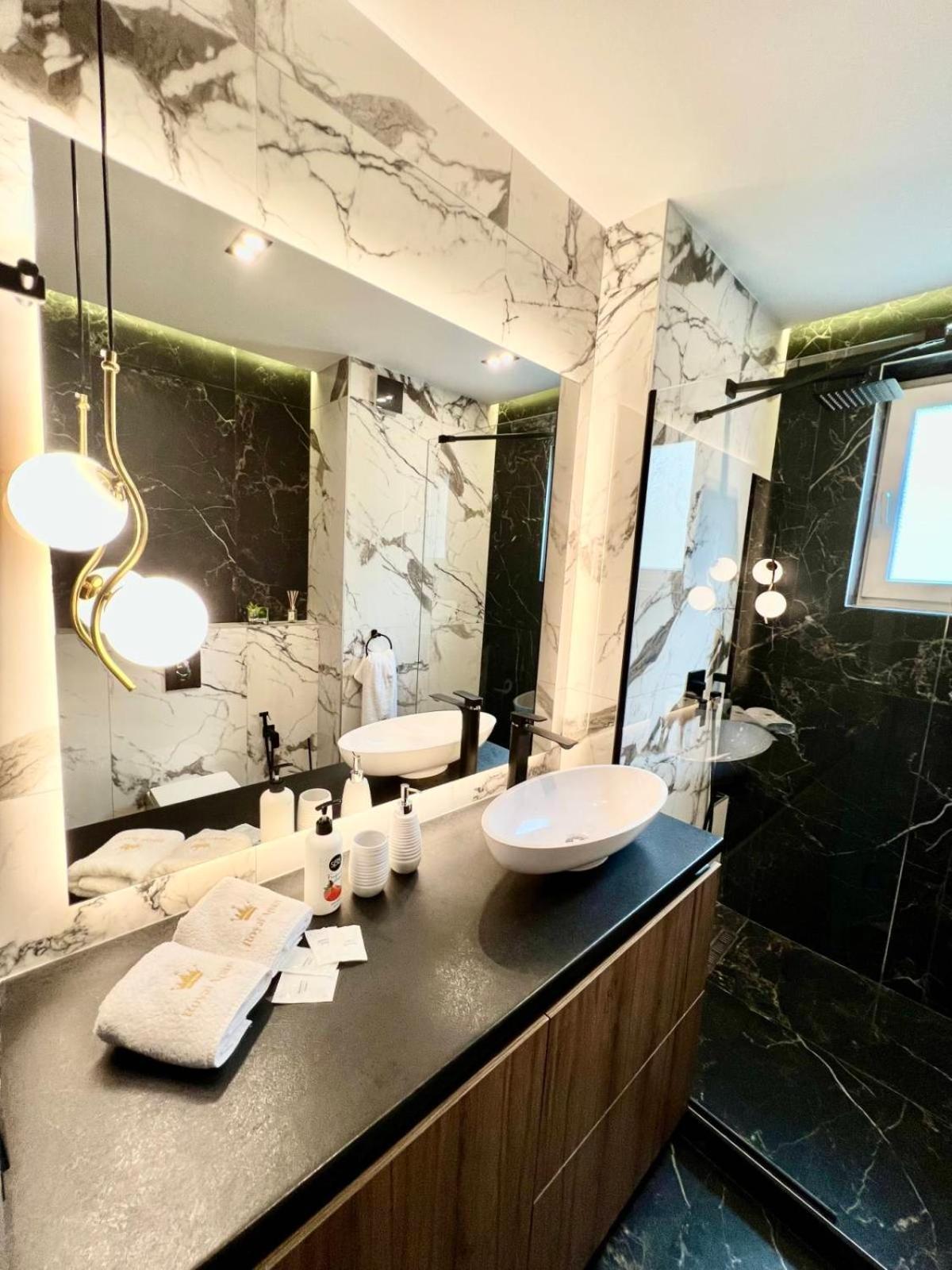 Royal Vip Jacuzzi Apart Lviv Bagian luar foto