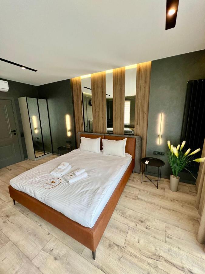 Royal Vip Jacuzzi Apart Lviv Bagian luar foto