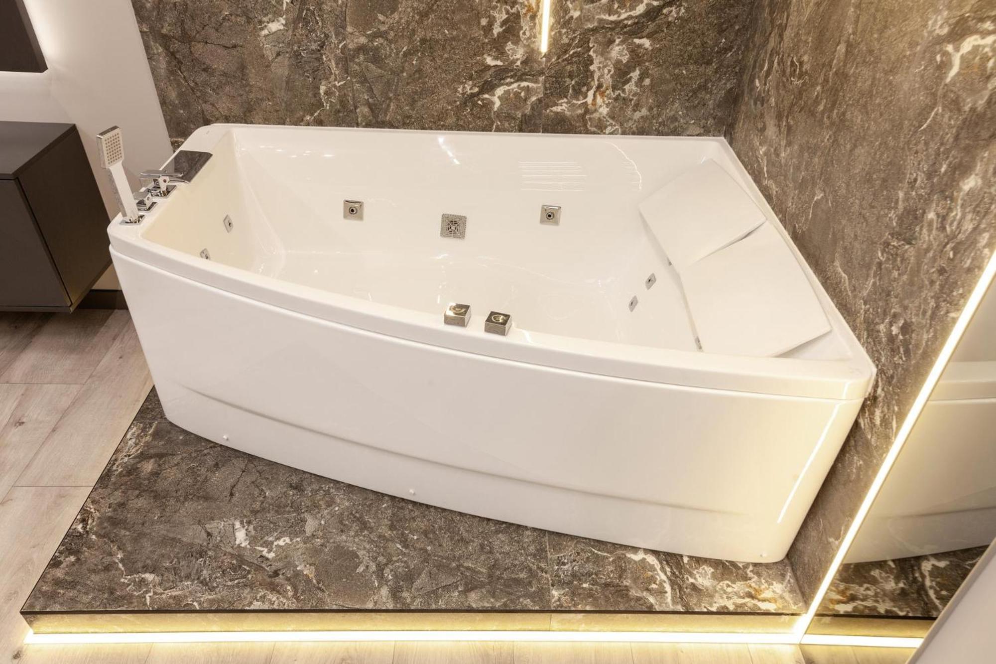 Royal Vip Jacuzzi Apart Lviv Bagian luar foto