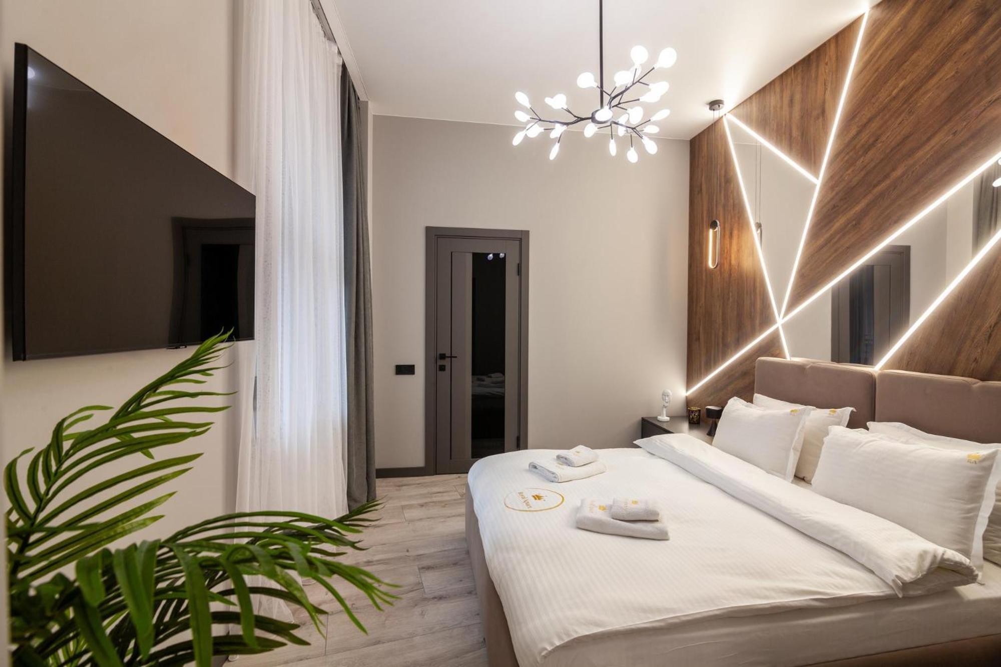 Royal Vip Jacuzzi Apart Lviv Bagian luar foto
